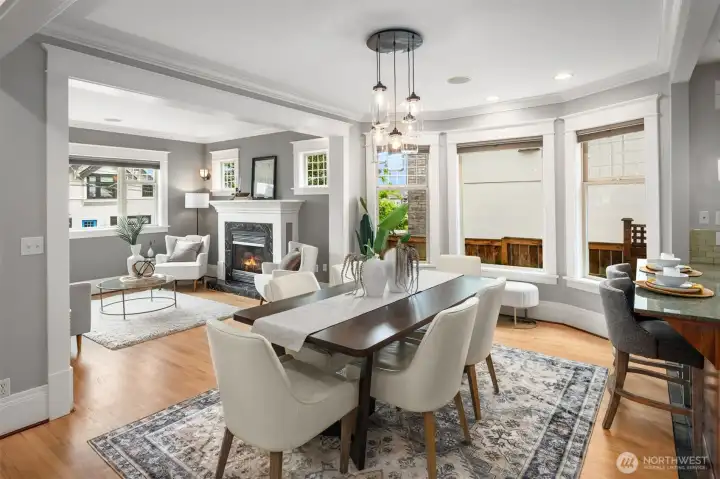 Great flow of Dining room to living space Great flow of Dining room to living space