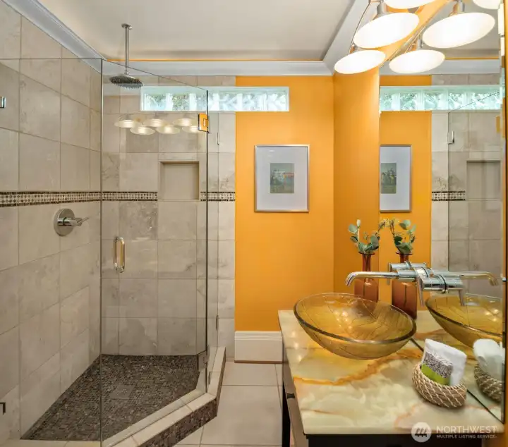 Full bath on main level great for guests Full bath on main level great for guests