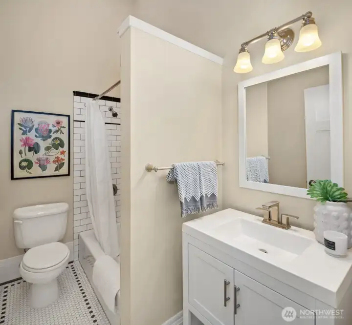 Upper level full bath Upper level full bath
