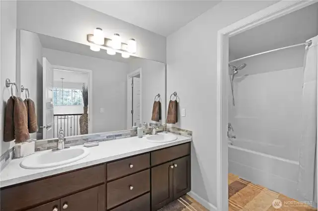 Upstairs full bathroom.