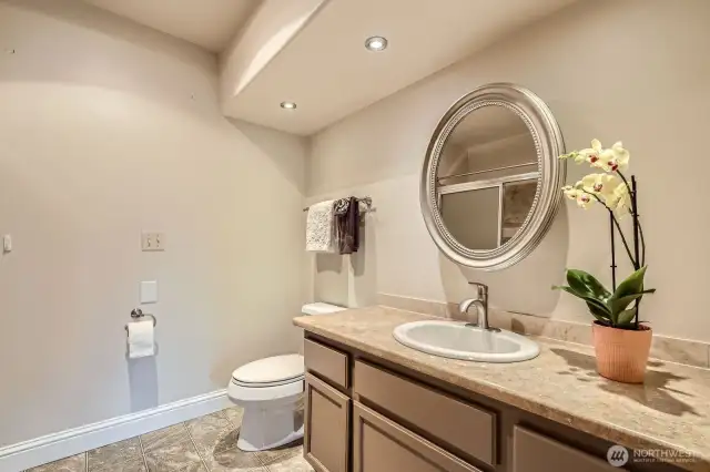 Large full bath off the primary bedroom with laminate tile floors.