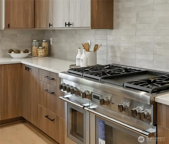 Culinary enthusiasts will appreciate the professional-grade Thermador suite,highlighted by a six-burner range with griddle and dual ovens - bringing restaurant-level performance into the heart of the home.