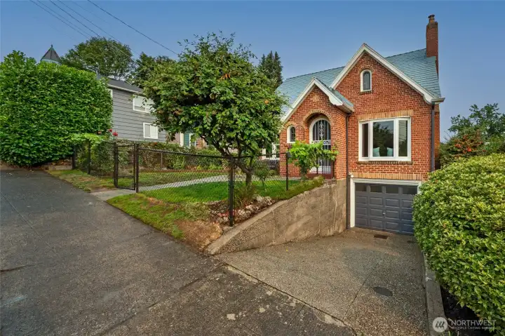 features off street park in both the driveway and the city planting strip along with a single car garage.