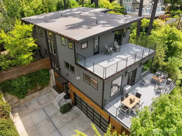 2 large western facing decks with views of Lake Washington, mountains and Seattle