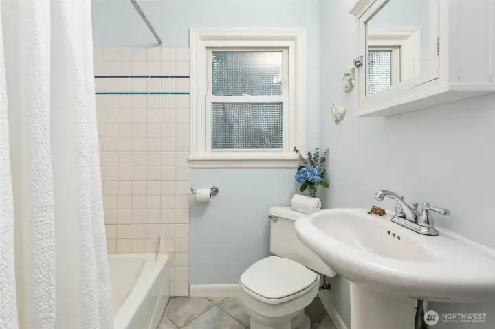 Main level bath with tub