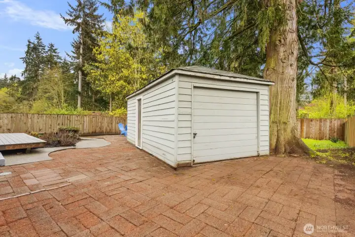Side fence opens up for car entrance.