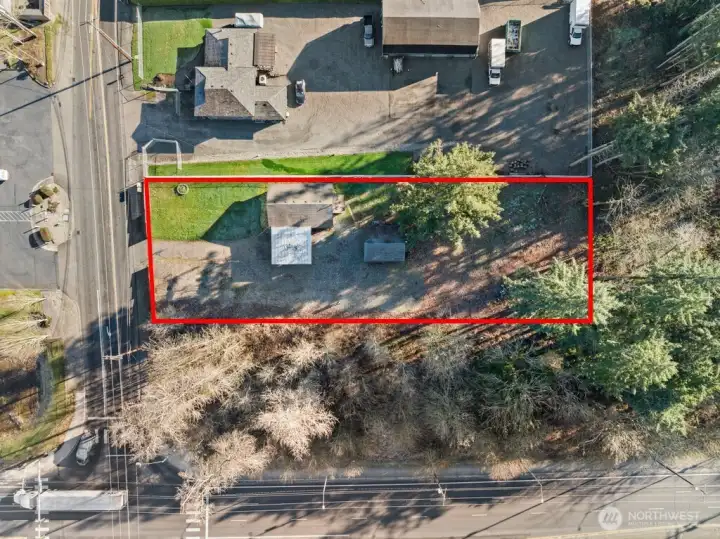 Excellently located close to delicious food & restaurants, great services, fun shops, many yummy coffee choices and more! Love where you invest!