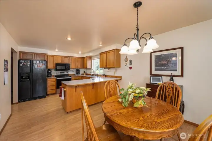 Large kitchen & dining area.