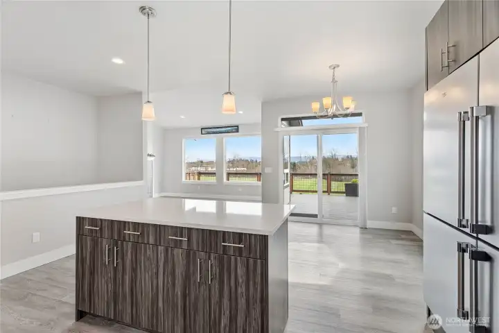 Island with extra eating space - looking into the dining room