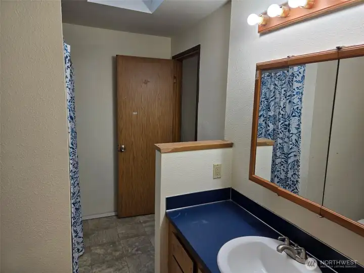 Another Angle of Full Bath