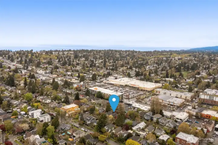 Home is one block from the heart of Greenwood's populuar Fred Meyer, SnapDoodle Toys, many restaurants, entertainment venues and community ammenities. Location!