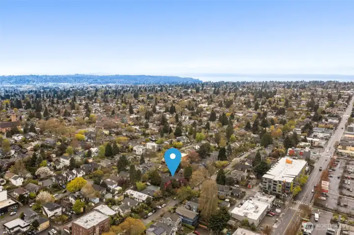 In the distance you can see the water. This is Puget Sound (Shilshole Bay Marina, Ballard Locks).