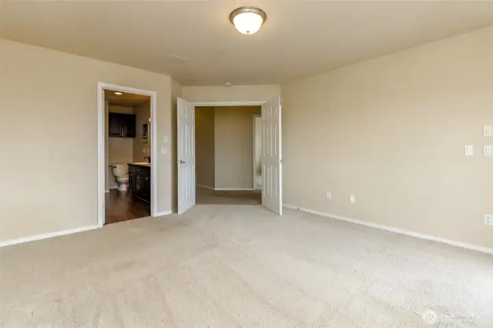 En suite 5 piece bath + walk-in closet