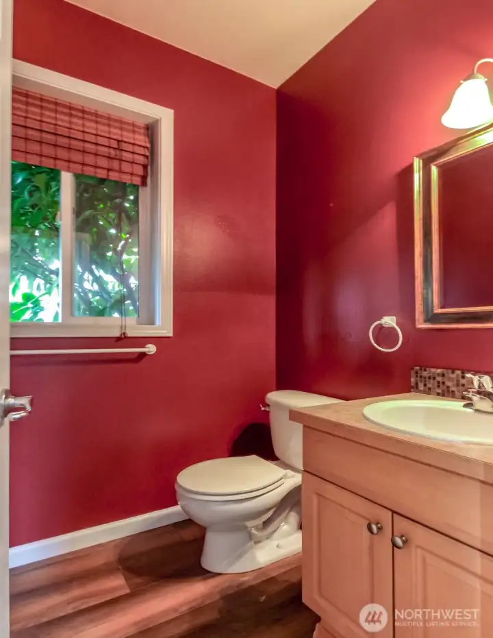 Main level 1/2 bathroom