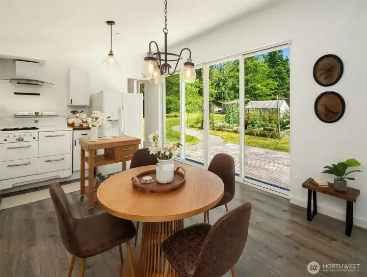 The north wall of the home was designed to allow for maximum ambient lighting and flexible indoor/outdoor living.