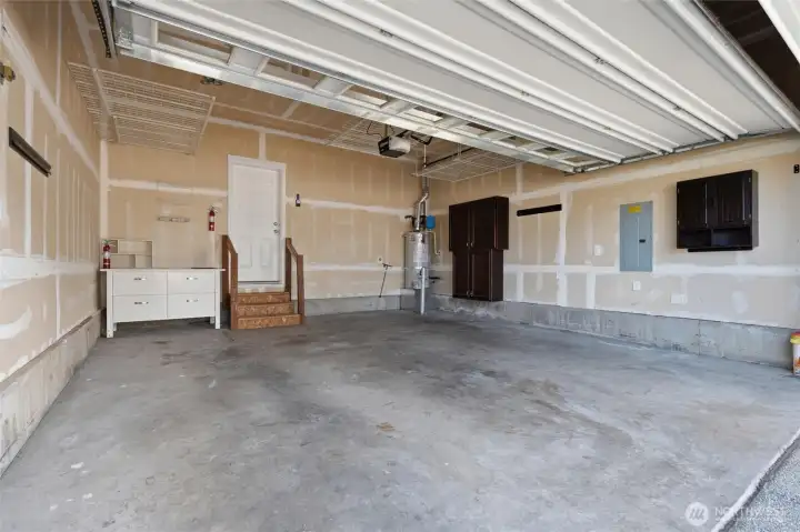 The garage includes a ready-to-use bench with storage.