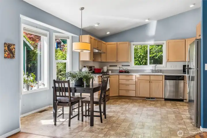 Open Concept Eat-in Kitchen Open Concept Eat-in Kitchen