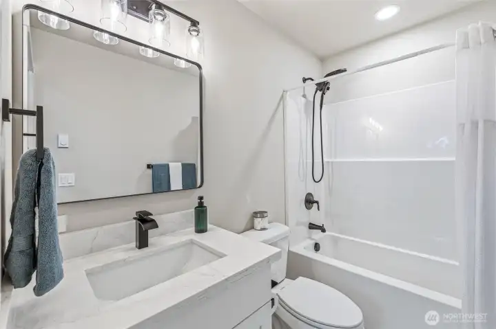 Full bathroom on 2nd floor