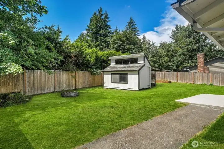 Wonderful back yard with she/he shed Wonderful back yard with she/he shed