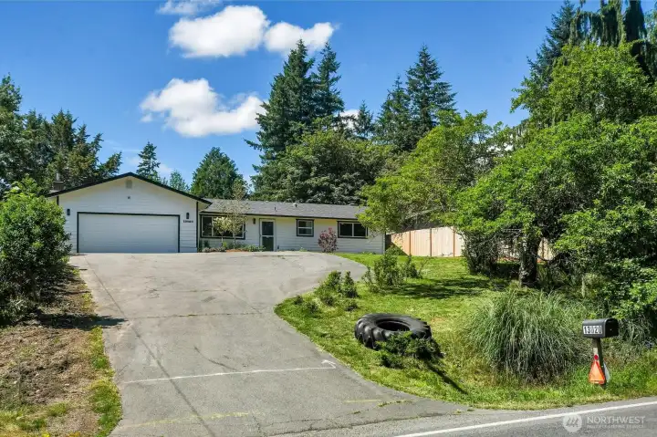 Nice big lot with tons of parking Nice big lot with tons of parking