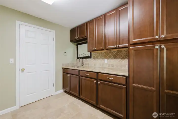 Main floor washer and dryer. Look at those cabinets! Main floor washer and dryer. Look at those cabinets!