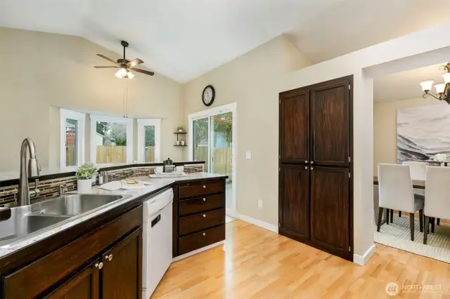 Easy flow to dining room from kitchen