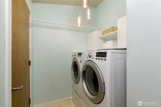 Laundry room w/ full-sized appliances that stay for you