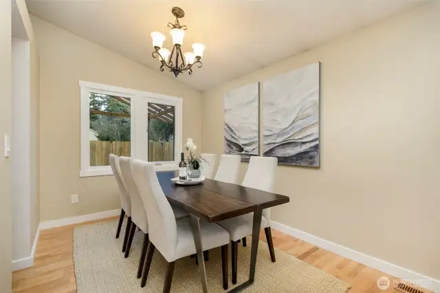 Large dining room w/ vaulted ceiling & hardwood floors