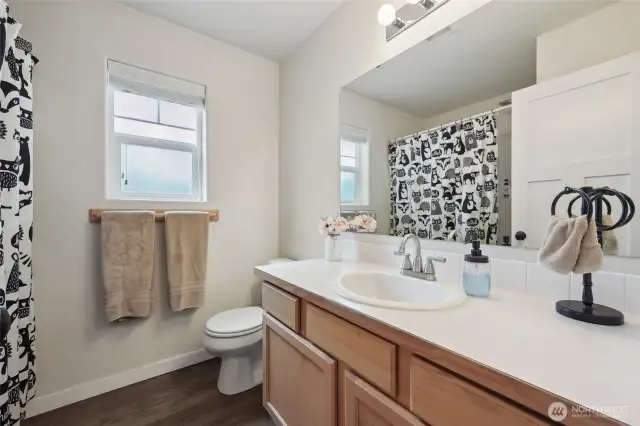 Full guest bath upstairs.