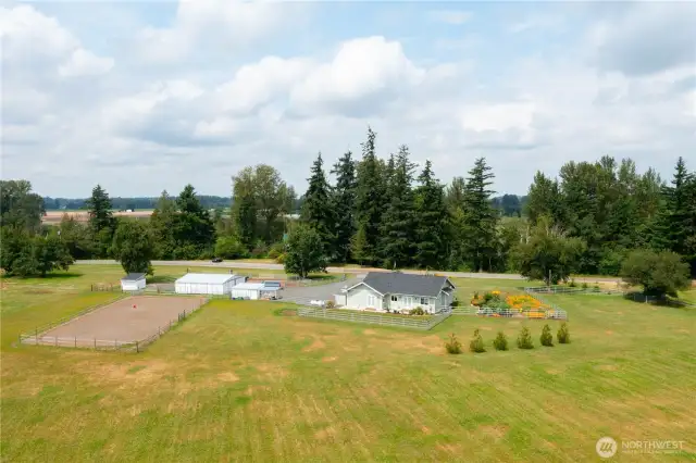 Enjoy healthy pastures and year-round turnout thanks to premium sandy loam soil—ideal for horses and hobby farming.