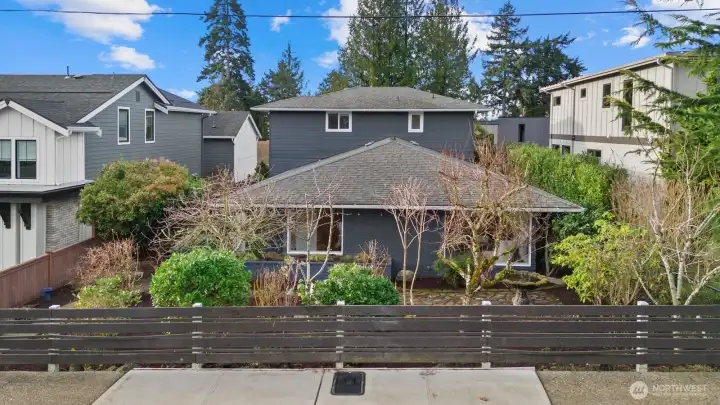 Welcome home to your West of Market Sanctuary! You're just minutes away from Heritage Park, DT Kirkland and the effervescent Kirkland waterfront.