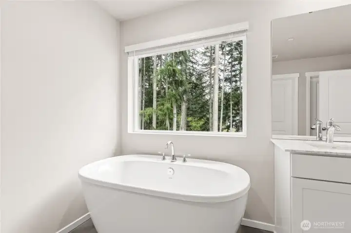 Freestanding soaking tub