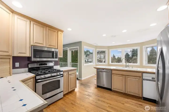 Stainless steel appliances stay. View of Mt Rainier
