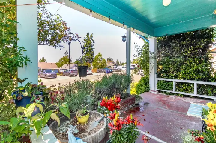 Enjoy sunsets and the tip top of the Olympic Mountain Range can be seen from here too!