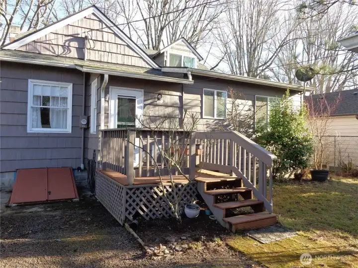 small deck to backyard