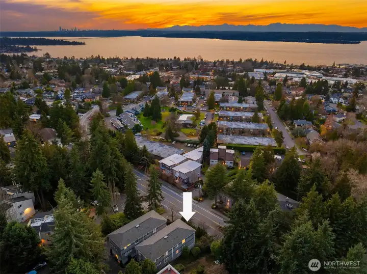 Convenient location, just a short stroll to Starbucks or Metropolitan Market. Minutes to downtown Kirkland or I-405.