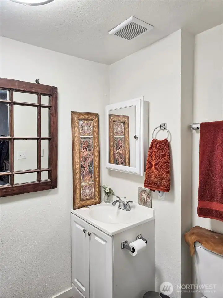 Full guest bath conveniently located for everyday use