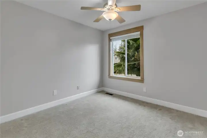 1st upstairs Bedroom with Sound/ Mountain view 1st upstairs Bedroom with Sound/ Mountain view