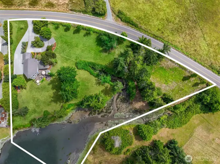 Imagine all this room, over 2 acres and 770 feet of waterfrontage. Imagine all this room, over 2 acres and 770 feet of waterfrontage.