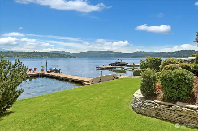 Croquet or cartwheel perfect lawn and 50' of no bank waterfront. This is your entry to fun in the sun on Lake Sammamish!