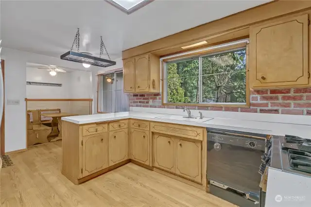 Kitchen w/hardwood floors