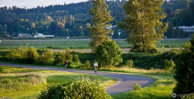 Minutes to Woodinville Wineries, trails and more!