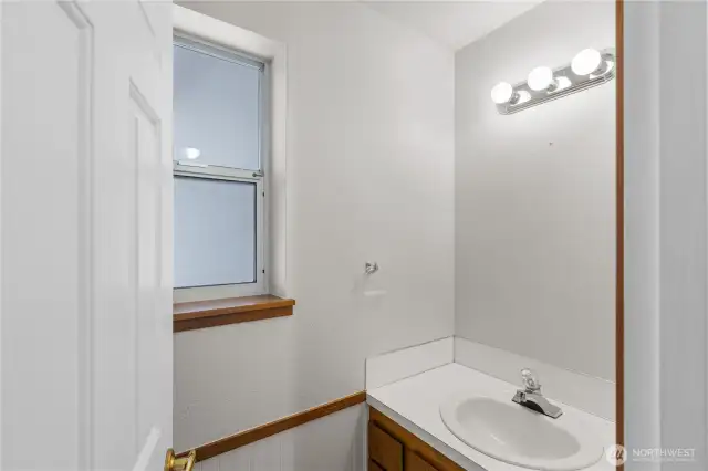 Lower level 1/2 bath.