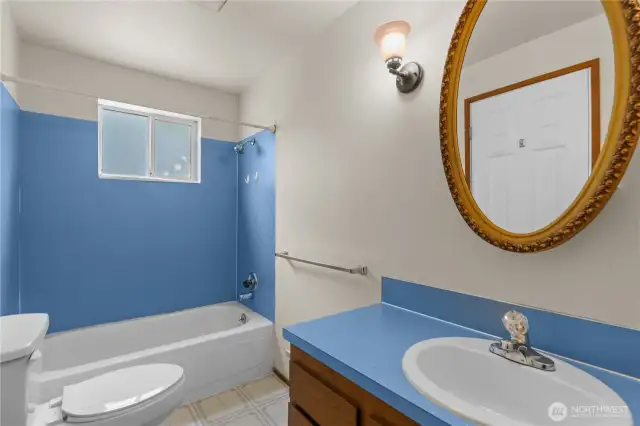 The primary suite full bath.