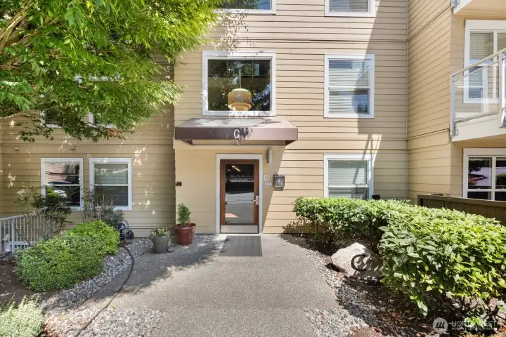 C Building main entrance with 0 stairs to unit.