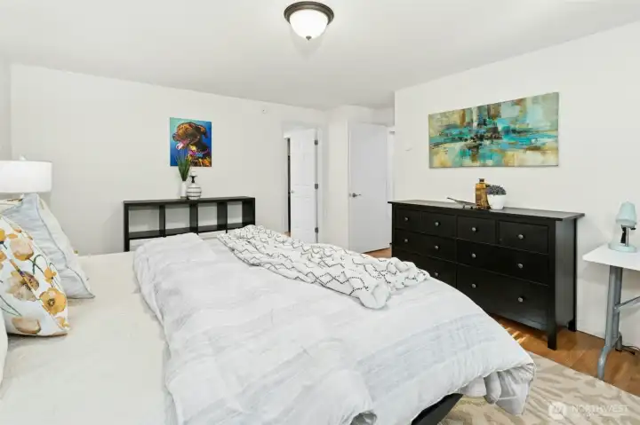 Comfortable bedroom with a calm and modern atmosphere.