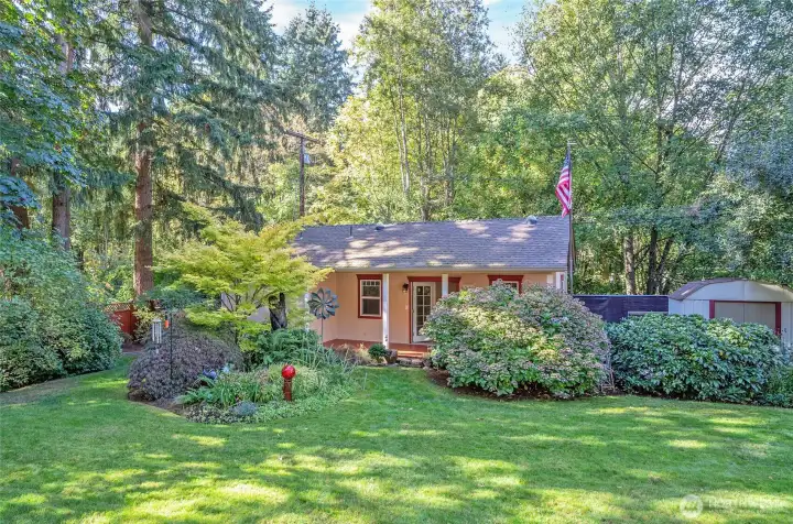 Studio/flex space - Charming 520 SF with covered porch.