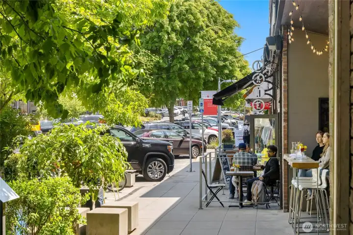 Street-side dining in downtown Winslow.