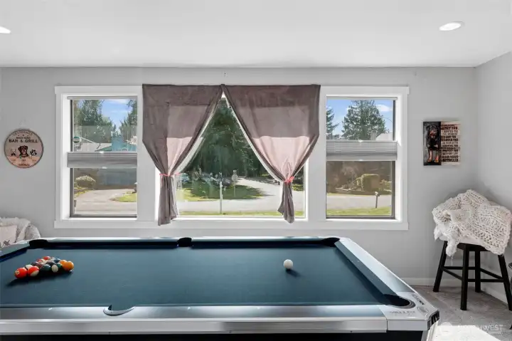 Family room bay windows