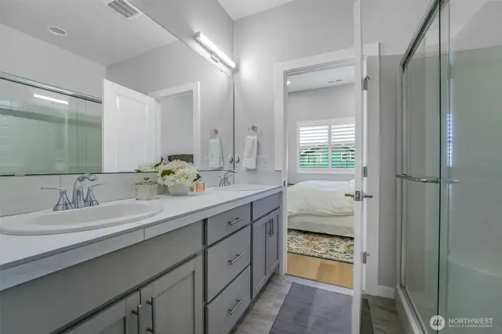 Spacious ensuite in bedroom